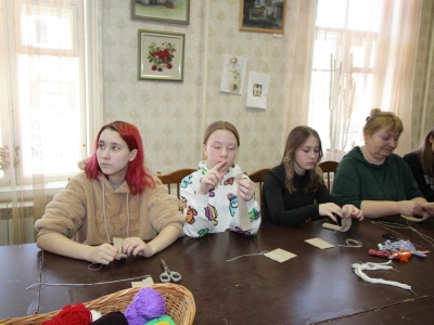 Мишка-мама и мишка Лучик: как дети делали куклы в псковских народных традициях