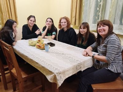 Чай, вкусняшки и советы: встреча наших выпускников в Пскове