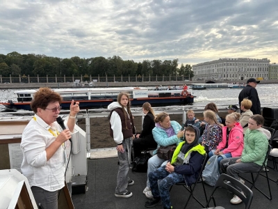 С воды иначе виден даже знакомый город: семьи из Детской деревни SOS Пушкин открыли для себя Петербург заново