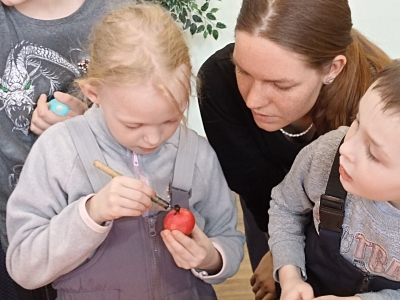 Спиралька, похожая на ракушку: как семьи из Детской деревни SOS Кандалакша освоили традиционный вид росписи Спиралька, похожая на ракушку: как семьи из Детской деревни SOS Кандалакша освоили традиционный вид росписи