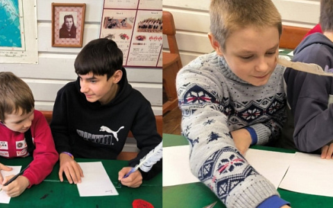 «Писать пером очень сложно. Кляксы ставятся, а буквы не слушаются»: как приёмные семьи прикоснулись к истории на берегу Ладоги