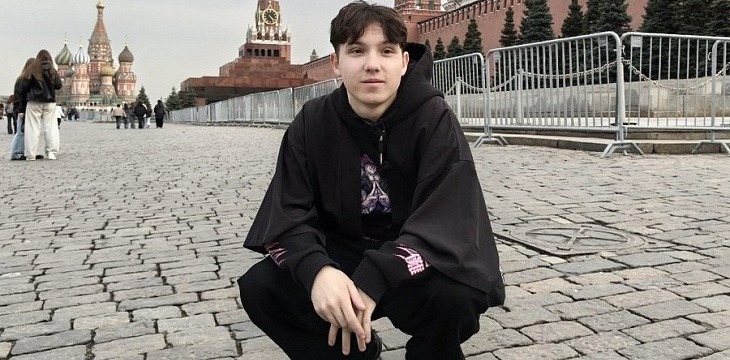 «Лететь к своей мечте»: как парень из приёмной семьи спел в студии Антона Беляева и решил создать свою группу