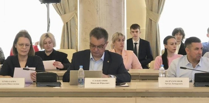 «Каждый ребёнок должен жить и воспитываться прежде всего в кровной семье»: Круглый стол Аппарата Уполномоченного по правам ребенка в Ульяновской области 