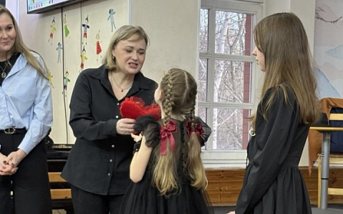 «Бусы из бирюзы» и тёплые слова: как в Детской деревне SOS Пушкин поздравили приёмных мам с 8 Марта