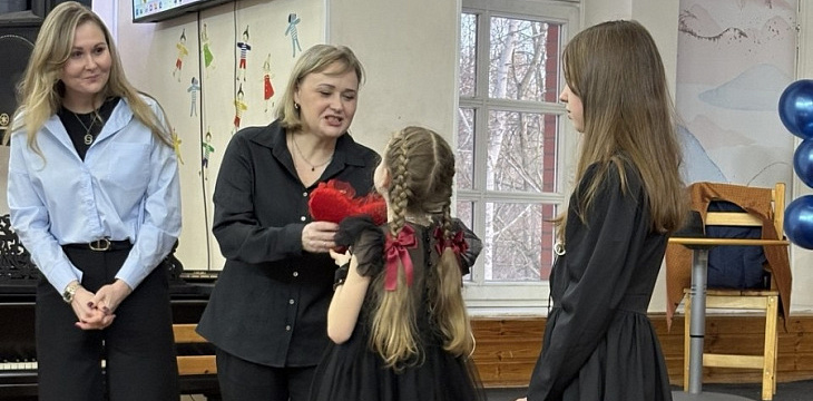 «Бусы из бирюзы» и тёплые слова: как в Детской деревне SOS Пушкин поздравили приёмных мам с 8 Марта