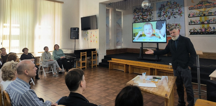 Поддержка приёмных семей и помощь выпускникам: как директора детских учреждений познакомились с опытом Детской деревни SOS Пушкин