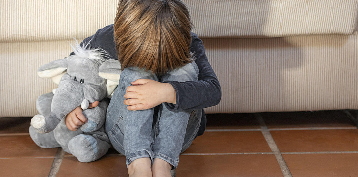 «Он прятался под диваном, когда папа бил маму»: 3 истории о детях, которые столкнулись с жестоким обращением «Он прятался под диваном, когда папа бил маму»: 3 истории о детях, которые столкнулись с жестоким обращением