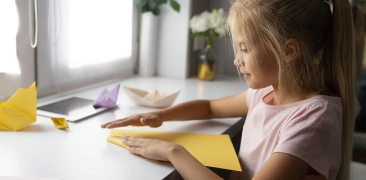 «После потери мамы Алиса молча складывала бумажных журавликов»  «После потери мамы Алиса молча складывала бумажных журавликов»