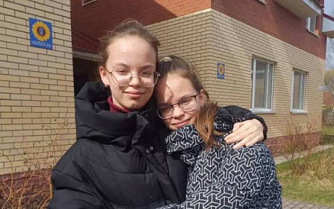 «Как два котёночка»: история сестёр-близняшек, которые прошли путь от детского дома до приёмной семьи