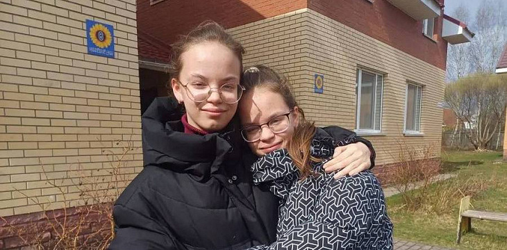 «Как два котёночка»: история сестёр-близняшек, которые прошли путь от детского дома до приёмной семьи «Как два котёночка»: история сестёр-близняшек, которые прошли путь от детского дома до приёмной семьи